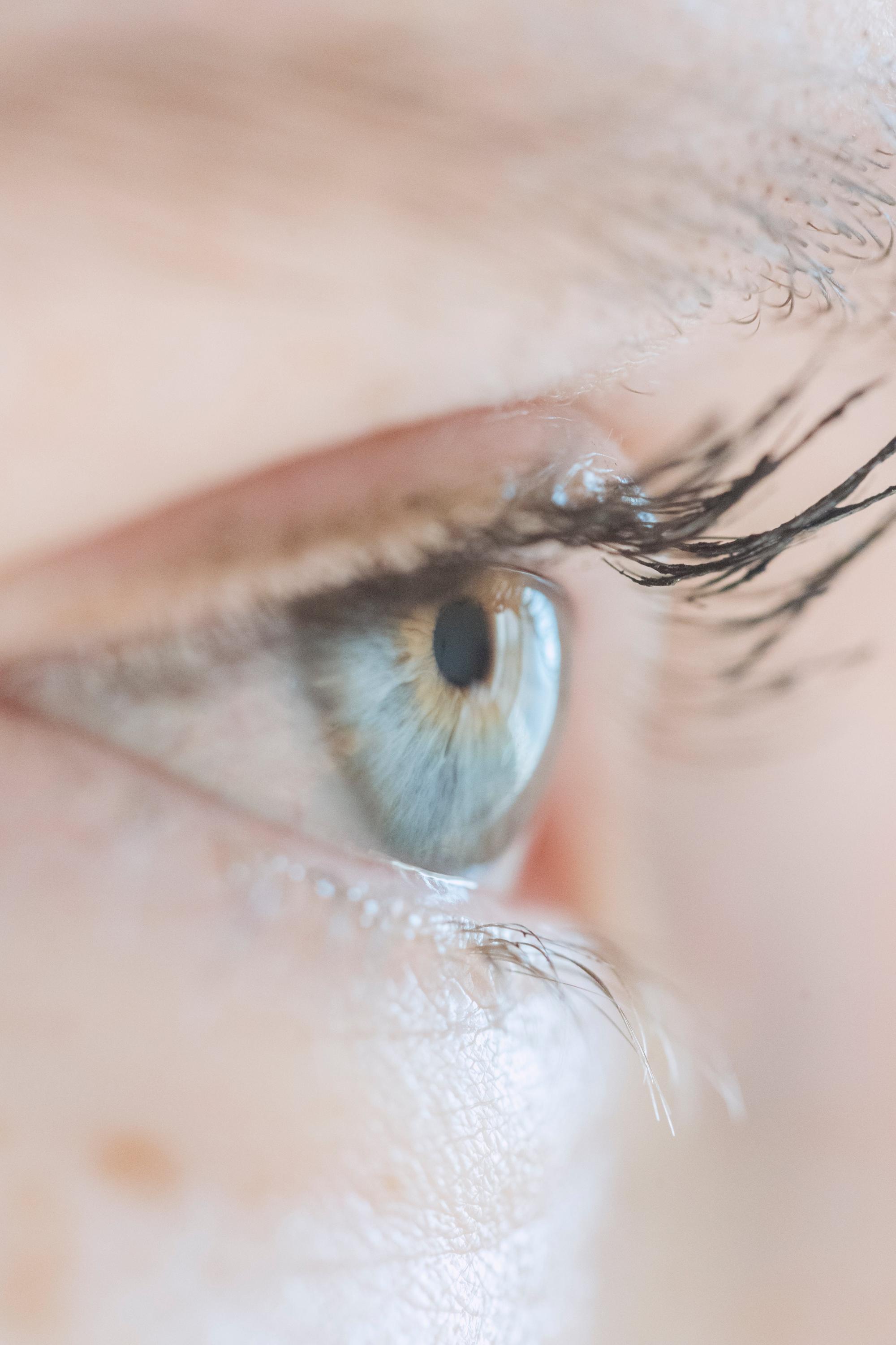 Makijaż dla oczu z opadającą powieką: sposoby na optyczne 