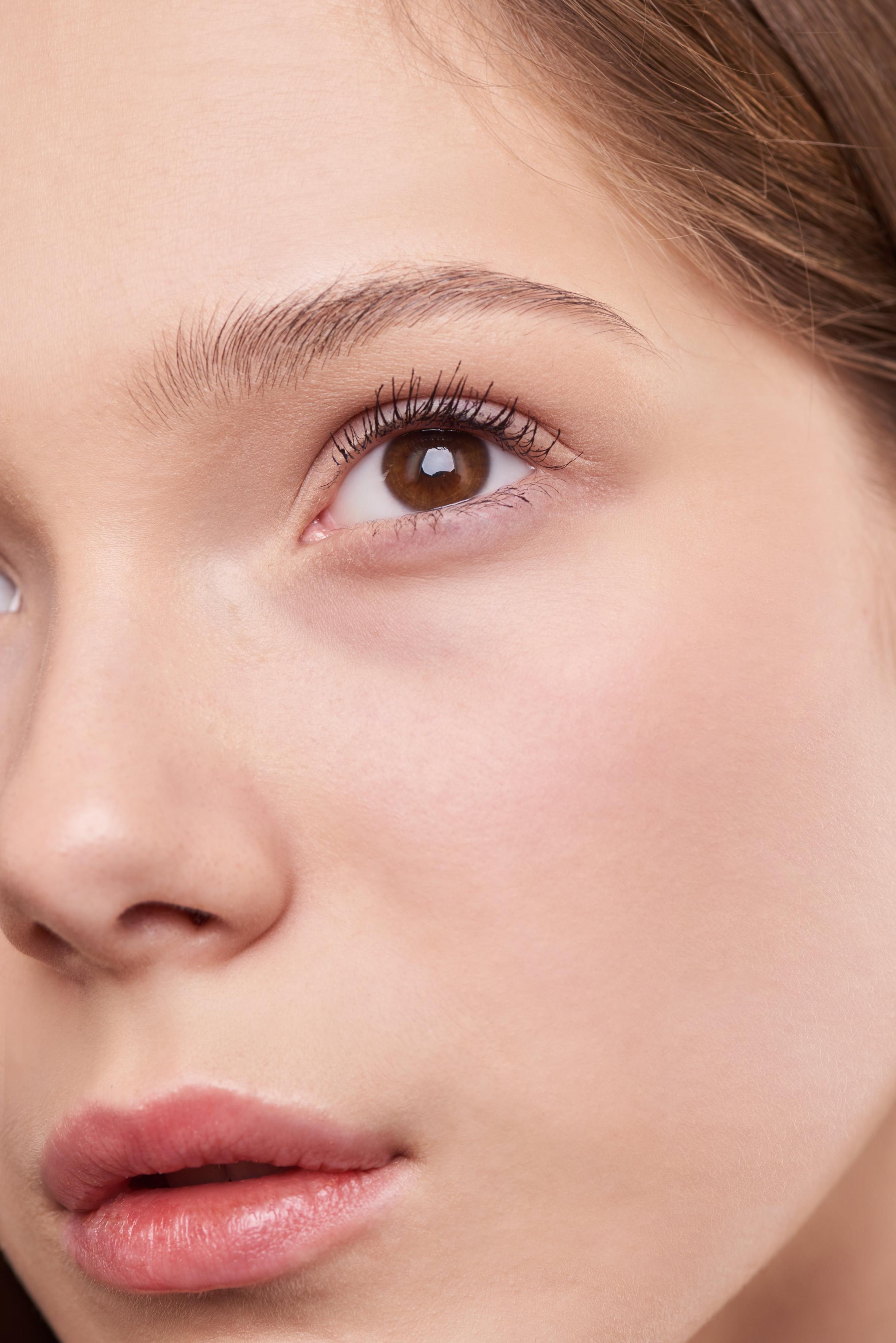 Najnowsze trendy w makijażu oczu: przegląd najpopularniejszych stylów